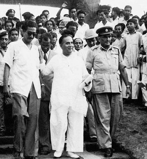 শেখ মুজিবুর রহমান তার রাজনৈতিক পরামর্শদাতা এবং পাকিস্তানের তৎকালীন প্রধানমন্ত্রী হোসেন শহীদ সোহরাওয়ার্দী (1956) এর সাথে